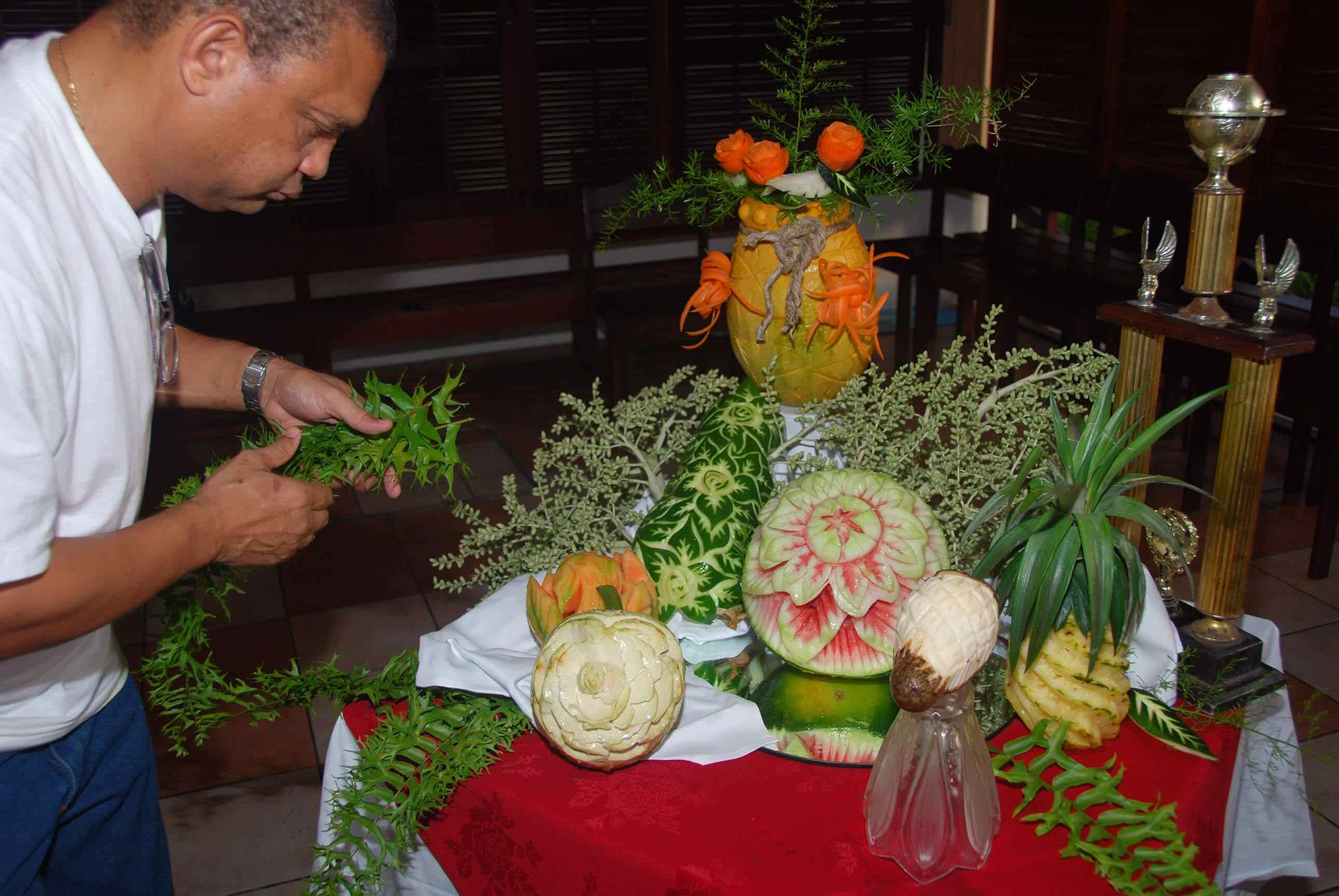 Miki Mono Slym's Traiteur: décoration sur fruits et légumes Martinique