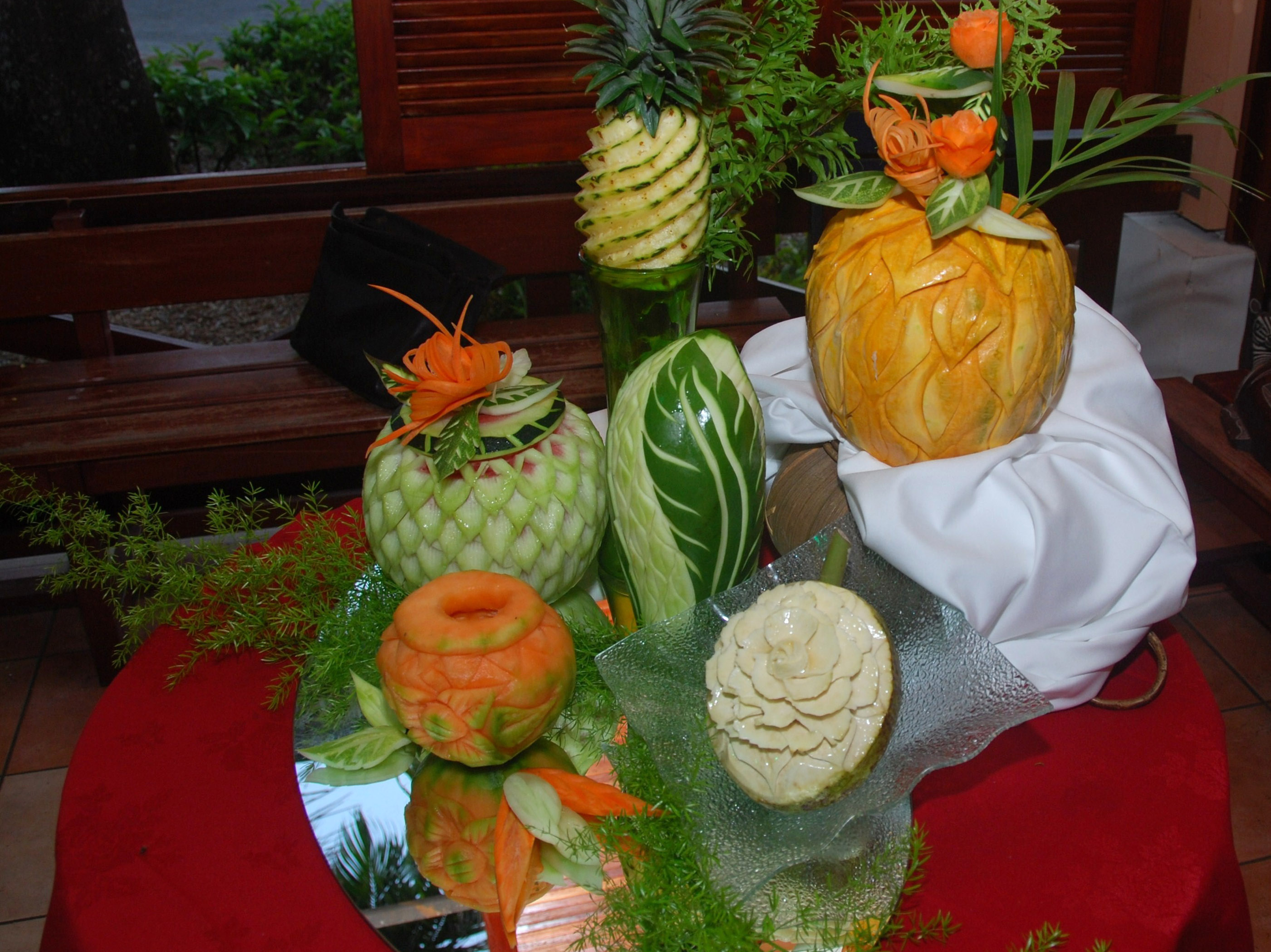 Décoration de buffet Slym's Traiteur Martinique: fruit à pain, pastèque, melon, ananas, giromon